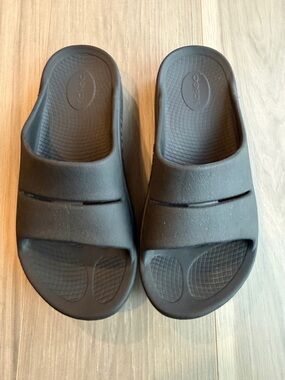 OOFOS Ooah Unisex Black Slide Recovery Sandals Men Size 8 Women Size 10